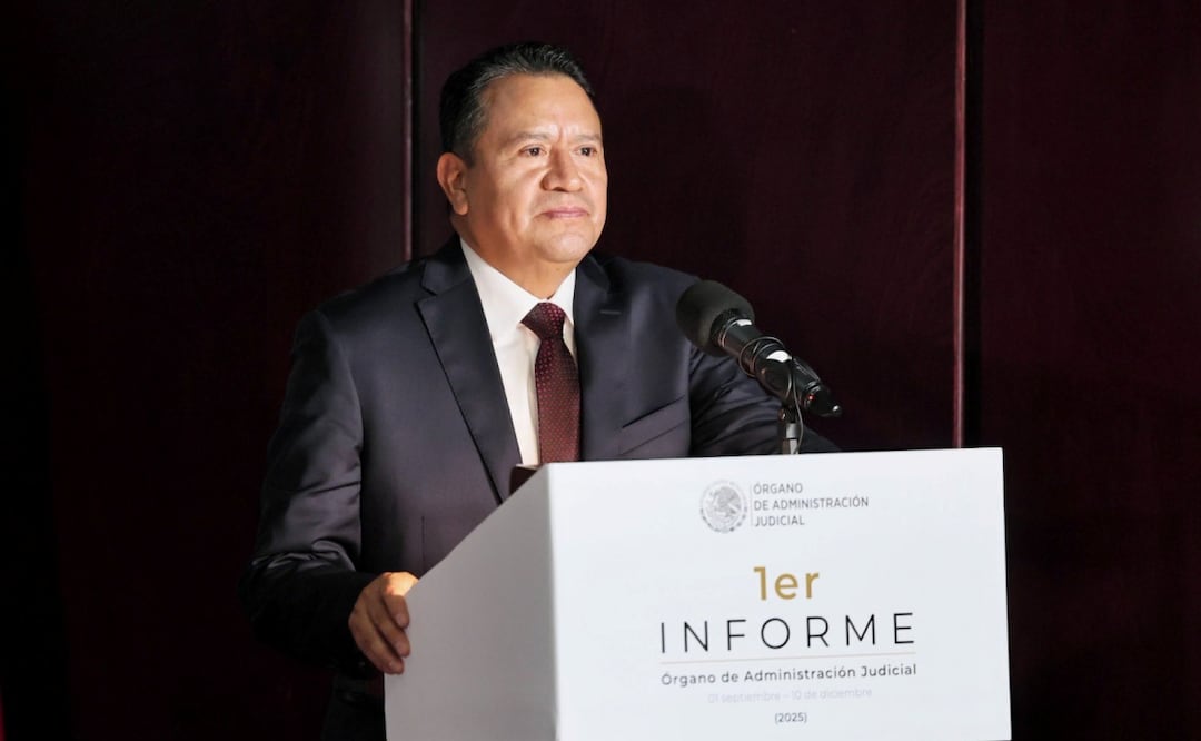 Néstor Vargas Solano, titular del Órgano de Administración Judicial (OAJ) durante su informe a 100 días de labores
(12/12/2025). Foto: X (@rosaicela_)