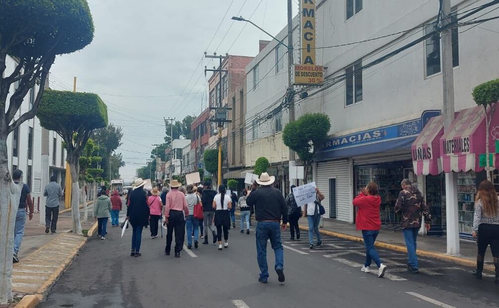 Residentes de Ecatepec bloquean avenida 30-30 para exigir a Sapase la reparación de un ducto hidráulico roto. Foto: Especial