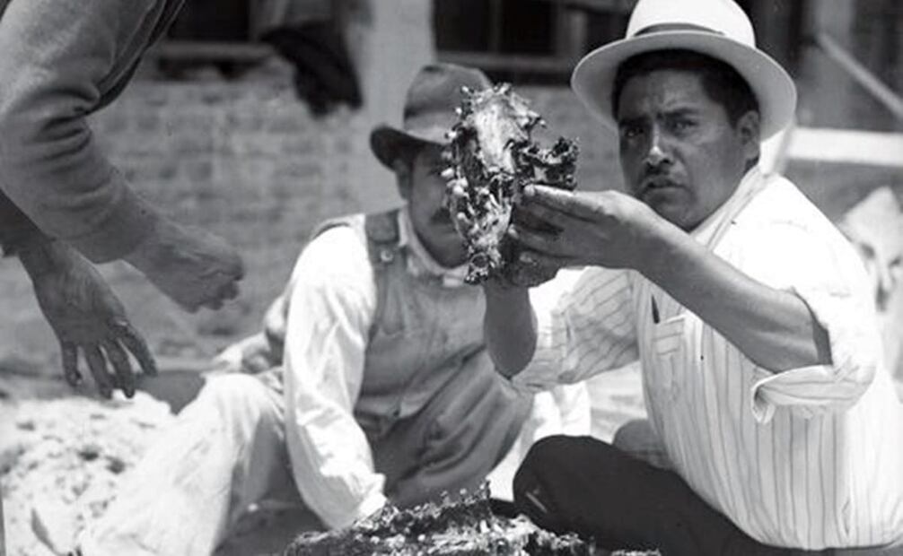 Quienes aún prefieren la tradicional barbacoa “de hoyo” conocen la emoción que da llegar al tan esperado momento de sacar la carne del profundo horno, tras horas de espera e incluso de trabajo, cuando toca cavar. ESPECIAL.
