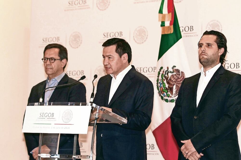 El secretario de Gobernación (centro) durante el mensaje que emitió ante el conflicto magisterial que afecta a diversas entidades del país (GERMÁN GARCÍA. EL UNIVERSAL)