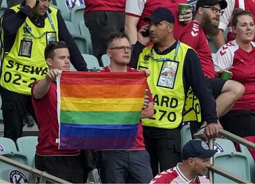 Retiran del estadio bandera LGBT que llevaban aficionados en la Eurocopa