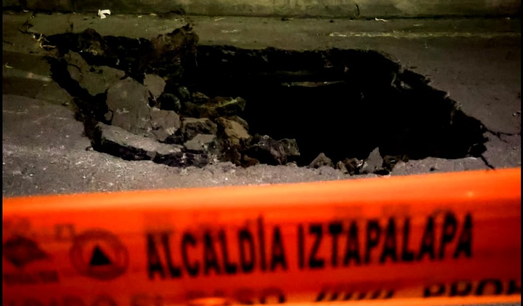 Personal de Protección civil inspeccionan la zona del Puente de la Concordia, en Iztapalapa, donde se formó una grieta por lo que el paso a la circulación se mantiene cerrada, el martes 30 de septiembre de 2025. Foto: Luis Camacho/EL UNIVERSAL