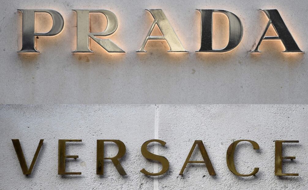 Prada anuncia la compra de Versace. Foto: AFP