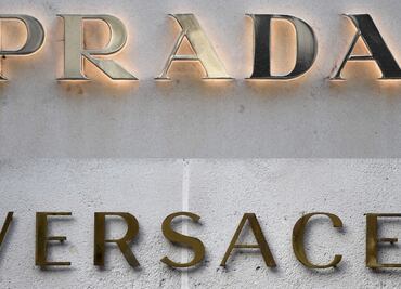 Prada anuncia la compra de su rival Versace; adquirirá la marca de lujo por mil 250 millones de euros