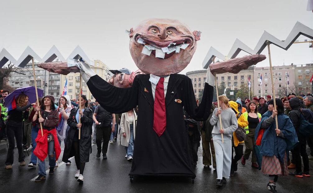 Las manifestaciones empezaron tras el derrumbe el 1 de noviembre de una marquesina de la estación de tren de Novi Sad, en el norte del país. (15/03/25) Foto: AP