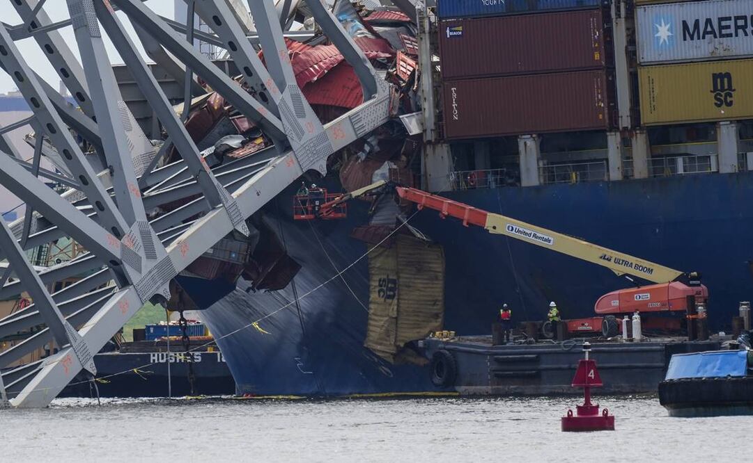 Trabajadores sacan los restos del colapsado Puente Francis Scott Key en Baltimore, Maryland. Foto: AP