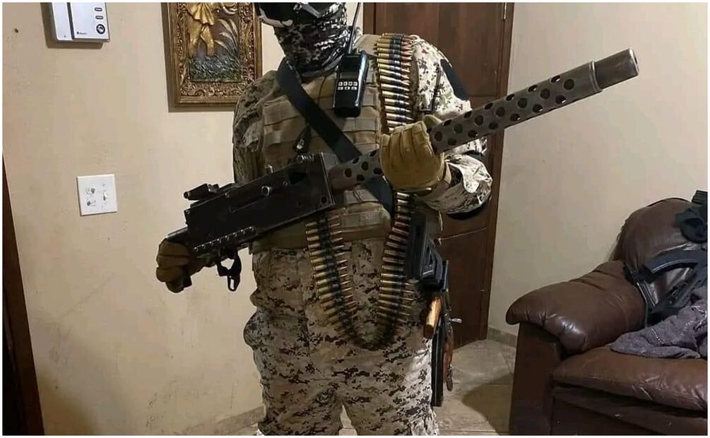 Durante la captura de “El Ñaka" se le aseguró un vehículo pick up GMC Sierra modelo 2013, en cuyo interior se encontró una pistola Glock calibre 9 milímetros y dos cartuchos útiles calibre 7.62x39. Foto: Especial