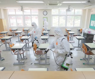 Rebrote pone en jaque reapertura en países