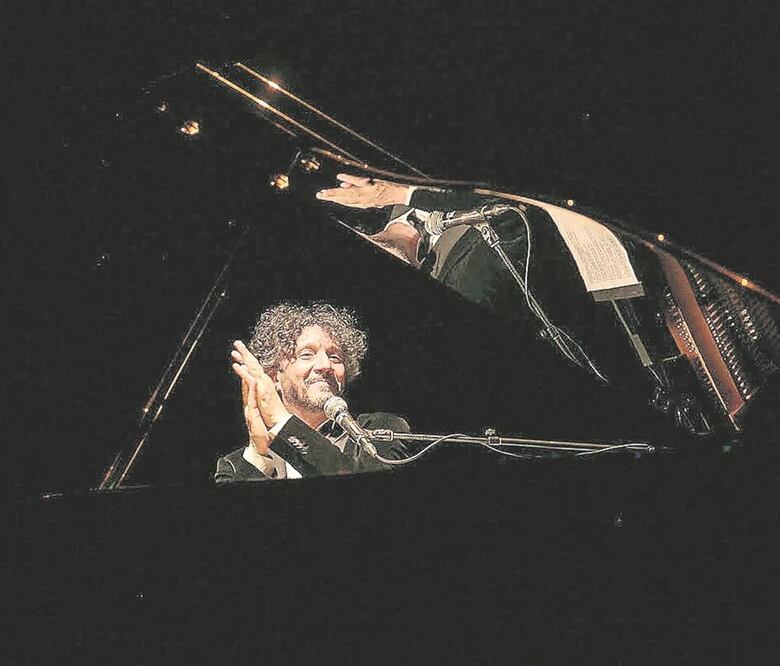 El cantante puso voz a 18 temas en el Lunario del Auditorio Nacional (CORTESÍA)