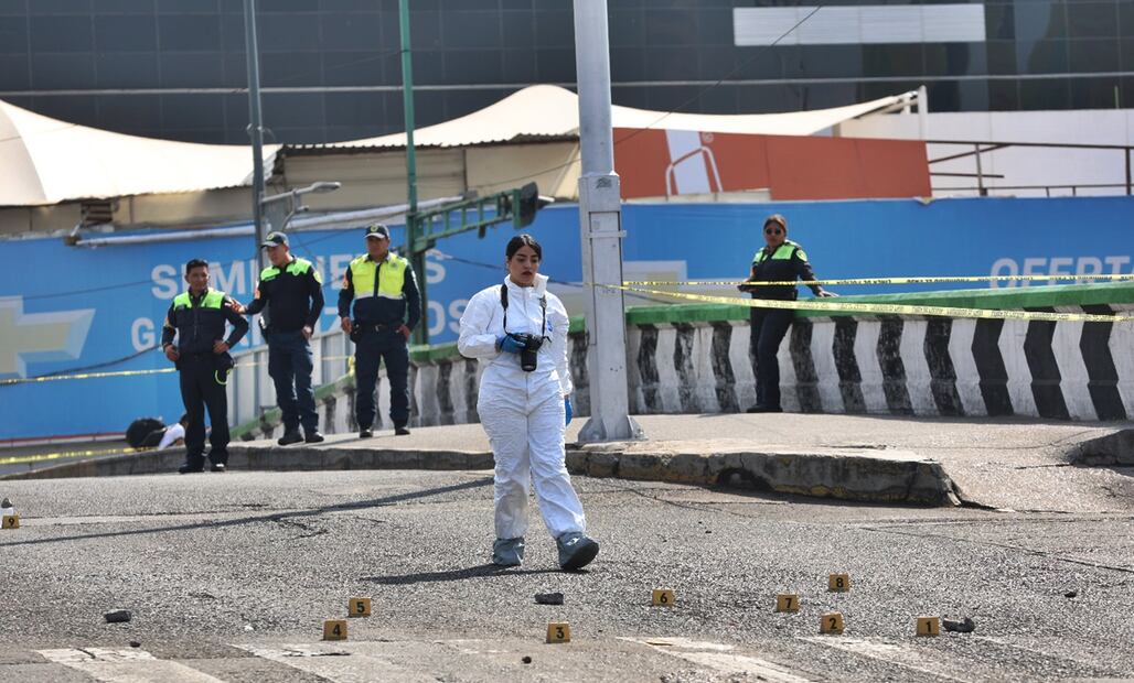“La vi pasar con el vidrio abajo venia fumando, cuando cuando llegaron en una moto y dispararon en muchas ocasiones, solo me quede parada y cuando reaccioné empecé a correr, no lo podía creer”, agregó Georgina. Foto: Iván Montaño/EL UNIVERSAL