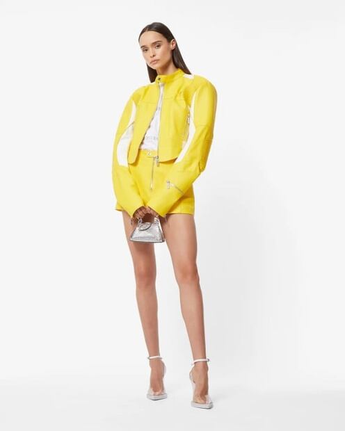 Dua Lipa se luce con chamarra biker de Bob Esponja