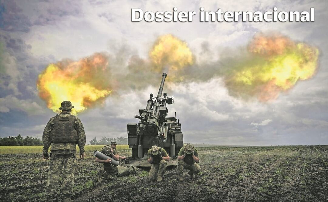 Militares ucranianos disparan con un cañón autopropulsado francés hacia las posiciones rusas en una línea de frente en la región oriental de Ucrania del Donbás. Foto: Aris Messinis/ AFP.