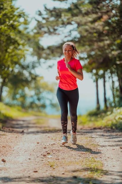 La caminata, una opción ideal para mejorar la salud. Fuente: Freepik.