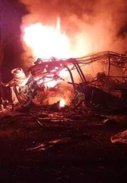Autobús de pasajeros choca contra pipa en carretera Cd. Victoria-Monterrey; hay 14 personas calcinadas 