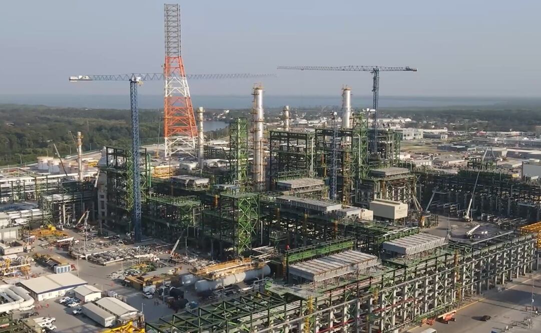 Supervisión de la refinería Olmeca Dos Bocas en Tabasco. Foto: @lopezobrador_