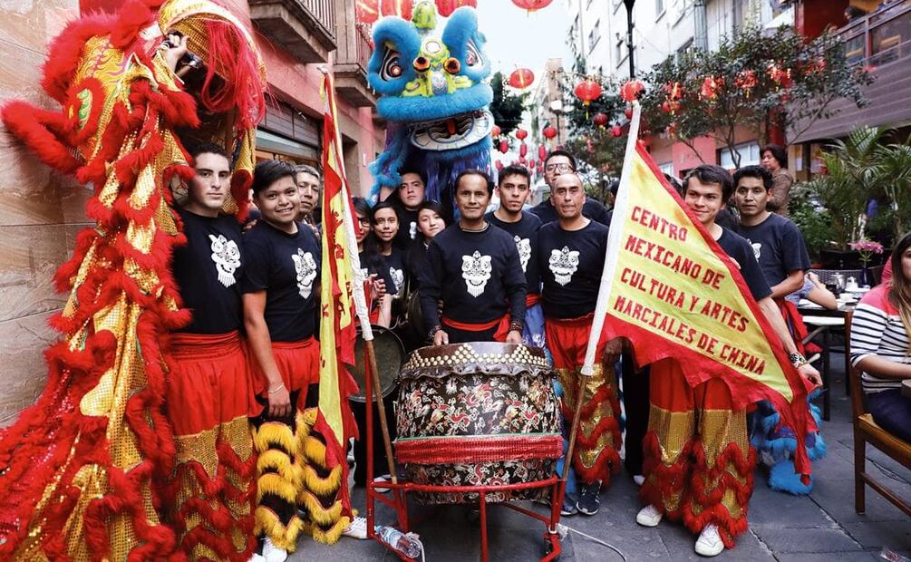 Tras impartir clases 12 años en el Centro Social Tezontle de Iztacalco y 19 años en Ciudad Deportiva Magdalena Mixihuca, hace ya cuatro años que el maestro Adalberto opera en el Centro Cultural con sede en Iztapalapa, desde donde viene con su grupo al Barrio Chino. Foto: EL UNIVERSAL.