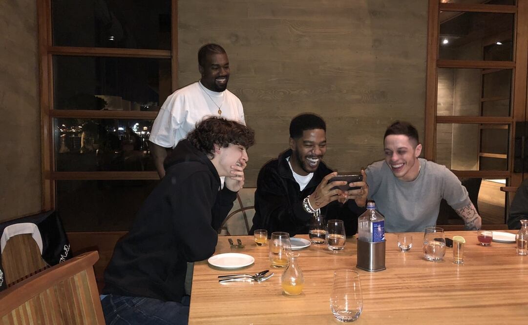 Kanye West y Kid Cudi, en mejores tiempos, celebrando el cumpleaños del último, junto a Timothée Chalamet y Pete Davidson, en 2019. Foto: Kim Kardashian vía Twitter