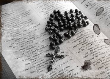 Iglesia pide orar por la paz y la justicia; "no es un gesto pasivo ni ingenuo", dice