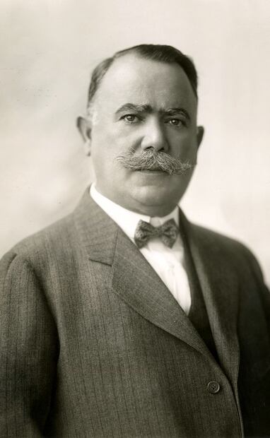 A inicios del movimiento revolucionario, Francisco Villa iba a ejecutar a Obregón; sin embargo, su entonces esposa, Luz Corral, intervino y gracias a ella, Villa le perdona la vida y lo deja ir. Años más tarde, se cree que Plutarco Elías Calles y el mismo Obregón planearon su muerte. Foto: Jesús H. Abitia/Archivo EL UNIVERSAL.