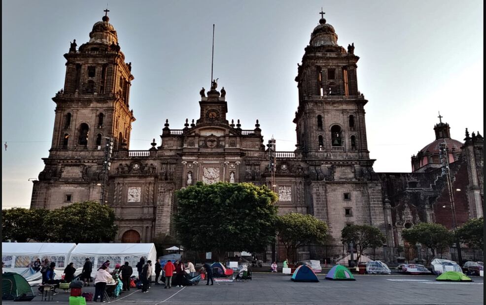 El Zócalo de la Ciudad de México amaneció con un plantón de la CNTE, que expandieron a calles aledañas, el jueves 15 de mayo de 2025. Foto: Eduardo Dina/EL UNIVERSAL
