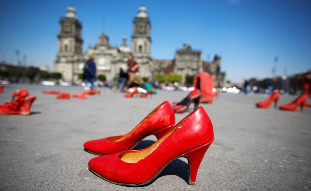 Pairs of women's red shoes, put on display by Mexican visual artist Elina Chauvet to protest against gender violence and femicide, are pictured at Zocalo square in Mexico City – Photo:_ Gustavo Graf/REUTERS