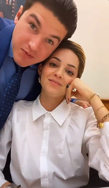 Mariana Rodríguez te enseña cómo llevar un traje formal con tenis