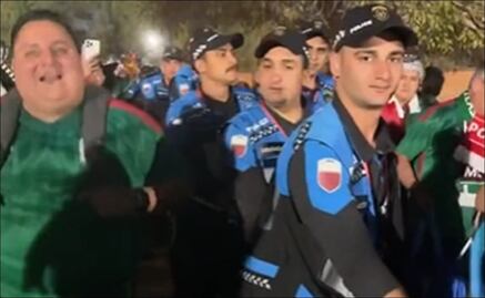 Mexicanos le cantan "A la Víbora de la Mar" a la policía en Qatar 