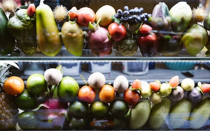 Frutas que sí debes guardar en el refrigerador