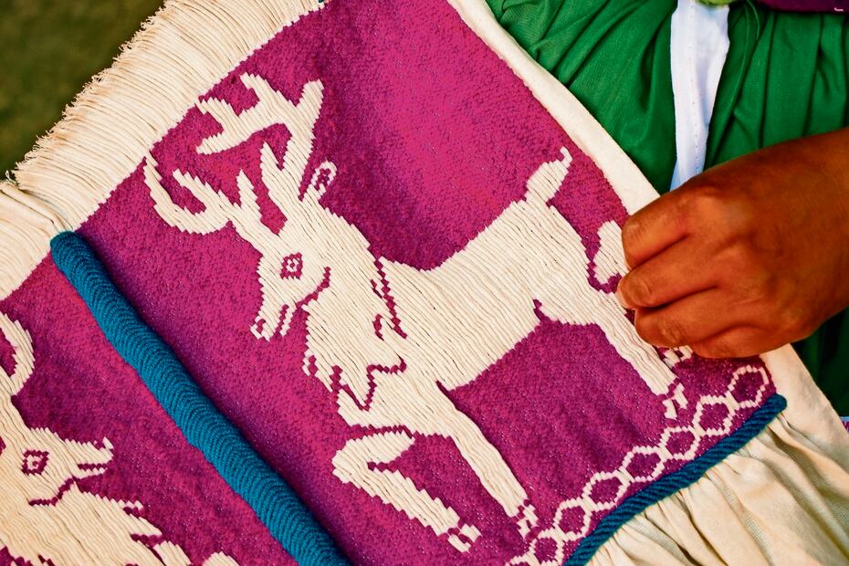 Los diseños que las mujeres bordan, aseguran, nacen de su creatividad y los plasman en su ropa tradicional. Foto: Juana García | El Universal