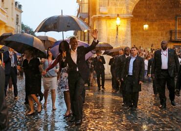 Obama y su familia pasean bajo la lluvia por La Habana