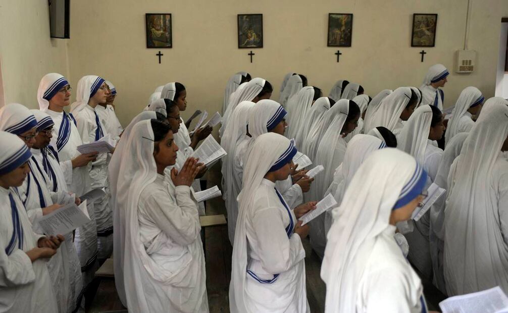 Misioneras de la Caridad asisten a una misa oficiada con motivo del centenario del nacimiento de la Madre Teresa, en Calcuta el 26 de agosto de 2010. La beata católica, fundadora de las Misioneras de la Caridad, fue recordada con diversas actividades en todo el país, como rezos en comunidad, festivales de cine, exposiciones y actos culturales. EFE/Deshakalyan Chowdhury.