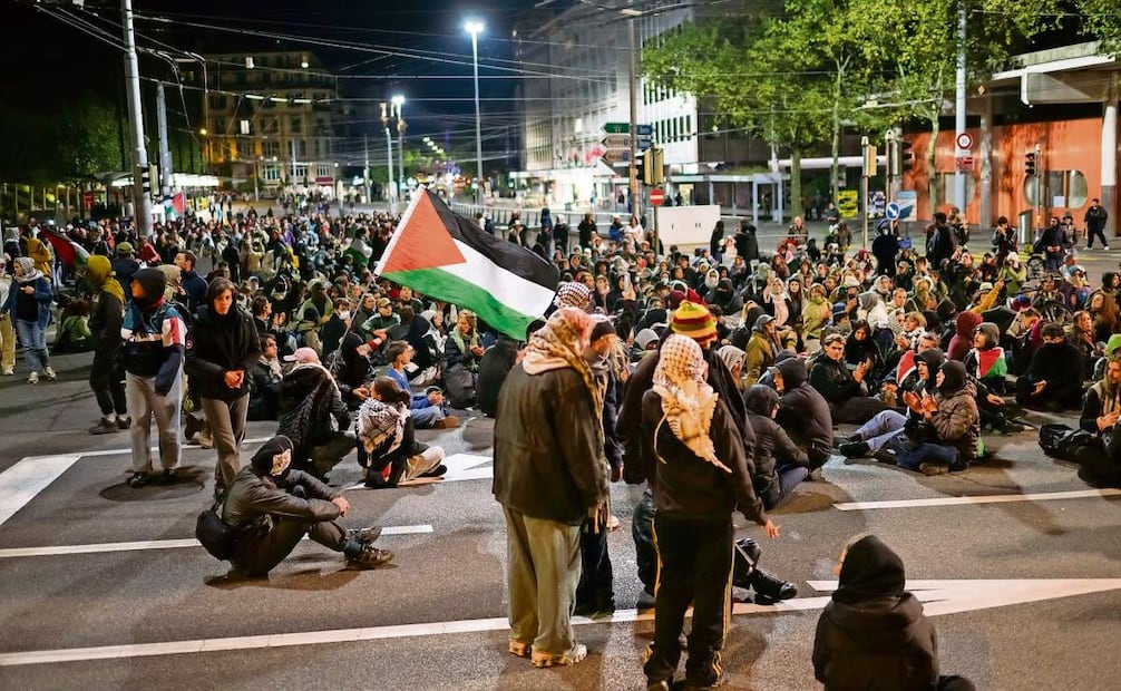 Asistentes a una manifestación en apoyo al pueblo palestino y a la Flotilla Global Sumud, en Lausana, Suiza. Foto: Jean-Christophe Bott / EFE