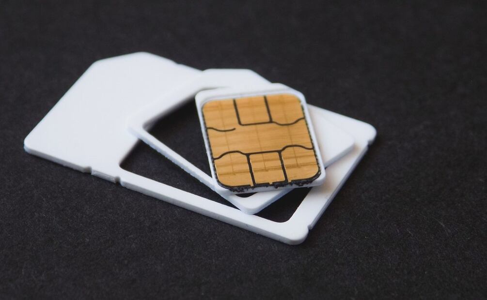 Quitar tu tarjeta SIM cuando está encendido tu celular Foto: Pixabay