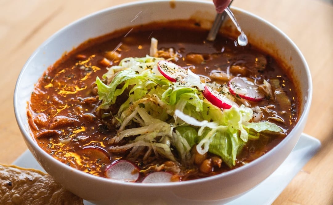 Uno de los platillos típicos mexicanos favoritos para acompañar las fiestas patrias es el pozole. Foto: Unsplash 