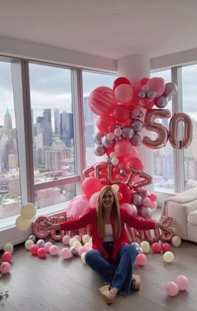 Mamá de Yanet García celebra su cumpleaños 50 luciendo de 30