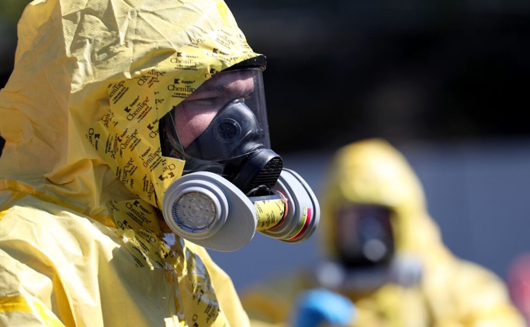 Workers wearing protective equipment to disinfect public spaces - Photo: Justin Sullivan/Getty Images/AFP