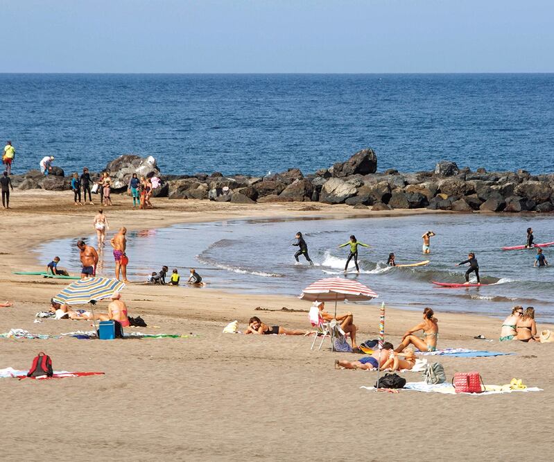 Turistas en la playa de las Américas, en las Islas Canarias. Foto: DESIREE MARTIN. AFP