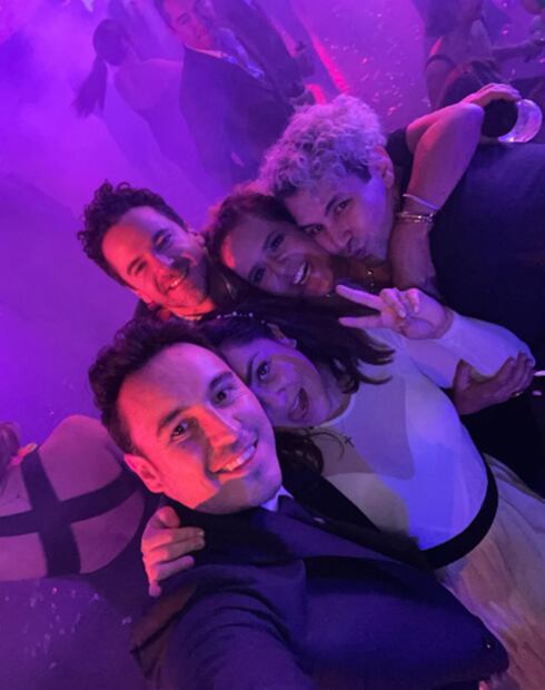 Esmeralda Palacios posa junto a su esposo Diego Múñoz e invitados a su boda, entre ellos Mauricio Mancera.
Foto: Instagram