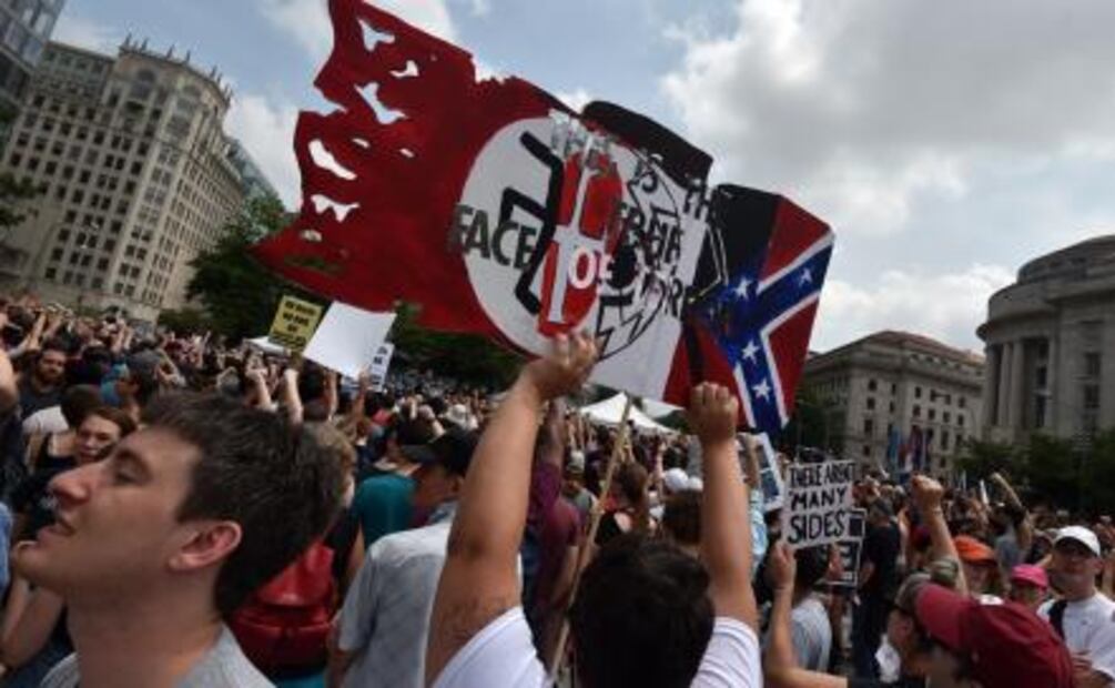 Cientos marchan en Charlottesville contra el racismo en EU