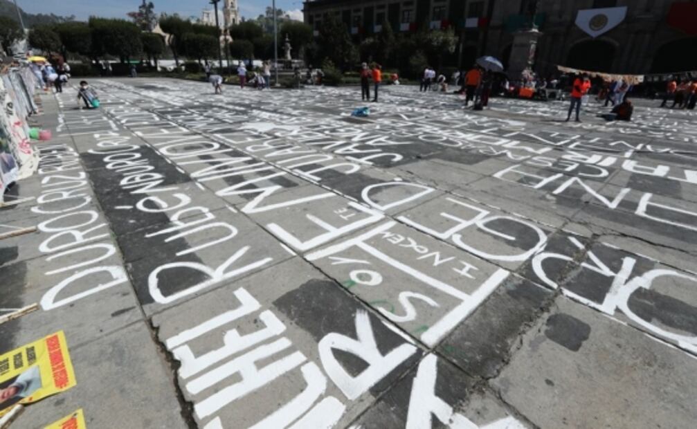 Madre e hija se manifiestan en Plaza de los Mártires; piden amnistía de su familiar 