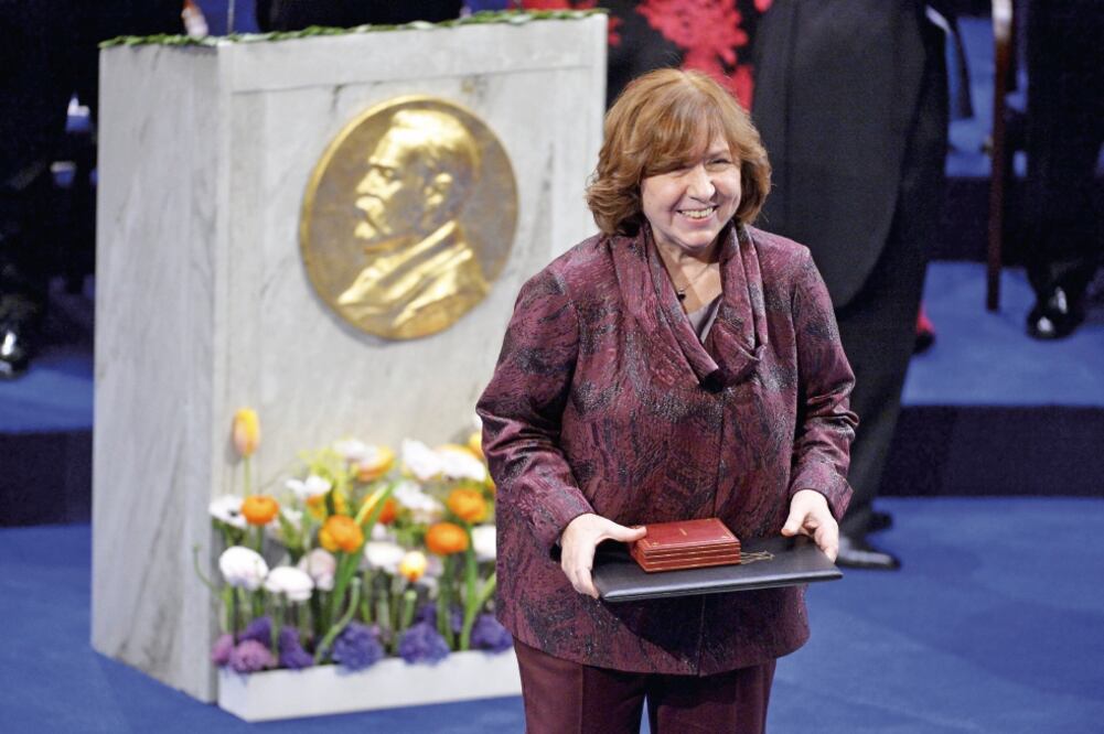 La escritora Svetlana Alexievich recibió el Nobel de Literatura por su obra periodística (MARCUS ERICSSON. EFE)