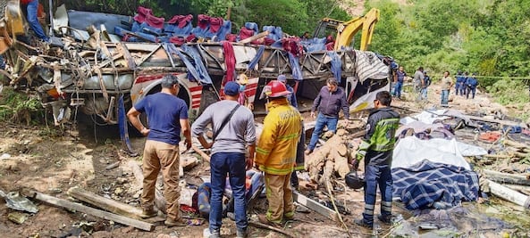 Se desbarranca autobús; deja 29 muertos y 19 heridos