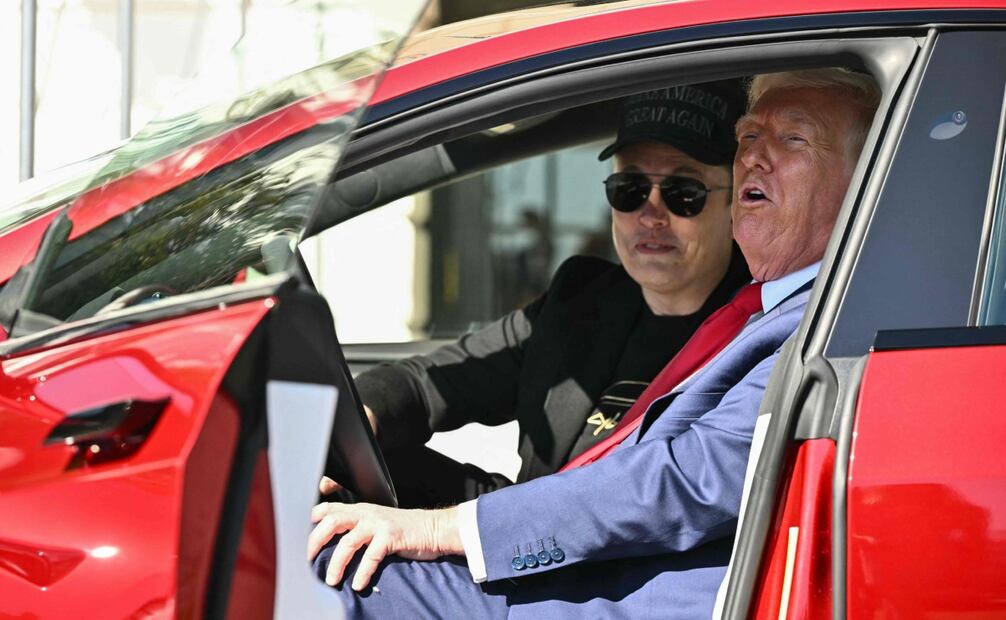 Trump  anunció la mañana del martes que compraría un nuevo Tesla como “una muestra de confianza y apoyo a Elon Musk, un estadounidense verdaderamente grande”. Foto: AFP