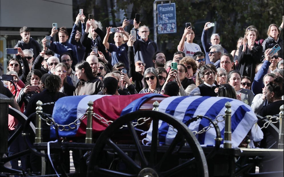 El ataúd de José Mujica pasa frente a una multitud que lo despide en Montevideo, Uruguay, el 14 de mayo de 2025. Foto: EFE