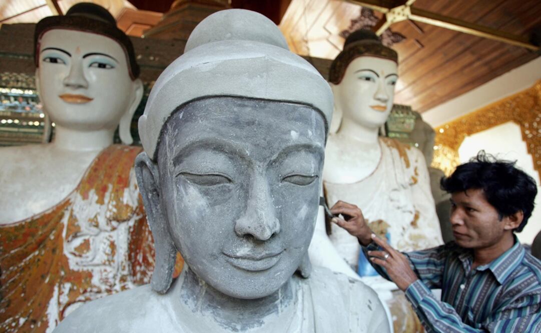 Un hombre trabaja en la construcción de una estatua de Buda. Foto: Reuters/Sukree Sukplang, archivo