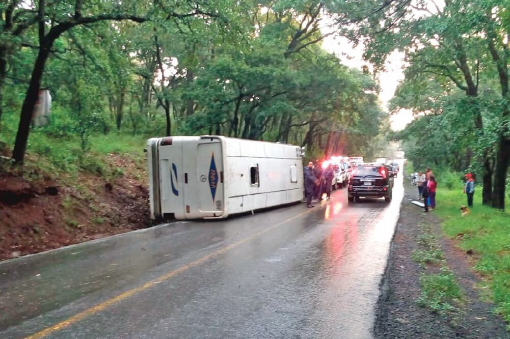 Un auto particular también resulto afectado por el accidente. (ESPECIAL)