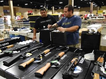 Tras tiroteo, aumenta presión contra los fabricantes de armas en EU