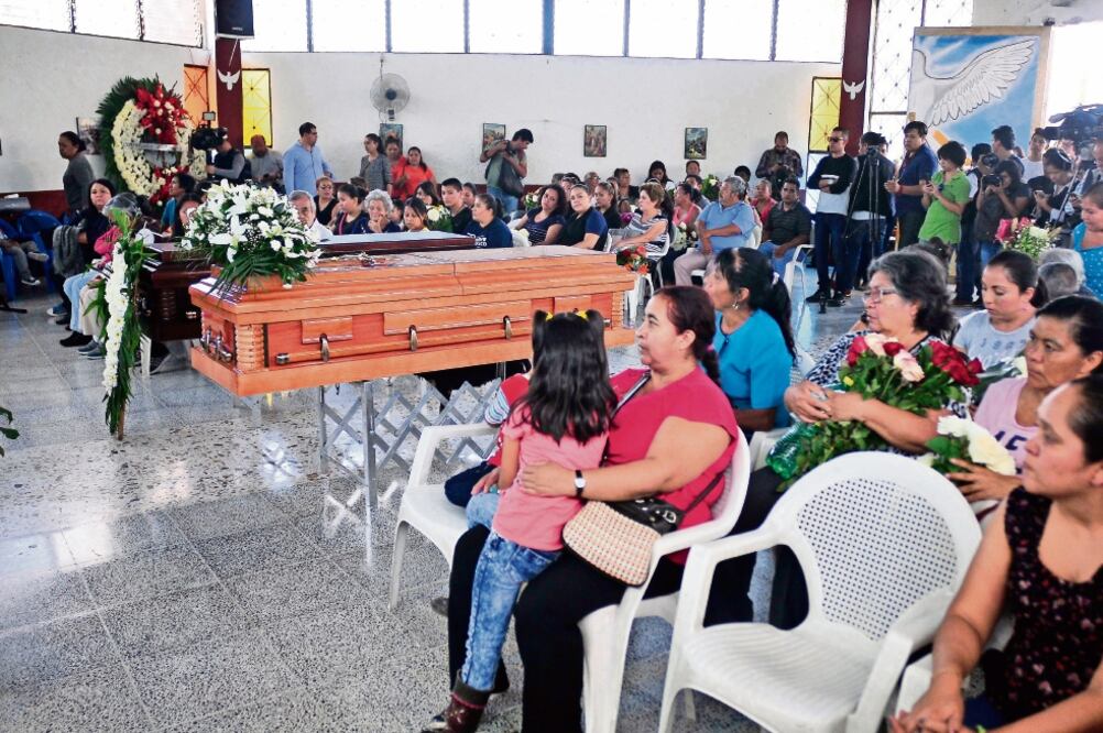 Los familiares de las víctimas por el socavón en el Paso Exprés no saben de qué murieron. La fiscalía estatal citó en su ficha que la causa del deceso es “a determinar” (TONY RIVERA. EL UNIVERSAL)