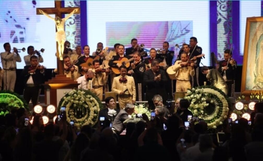 Entre muchas flores, así luce la tumba de Vicente Fernández