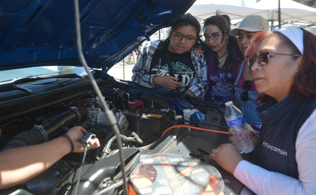 Mecánica básica para mujeres, curso impartido en Huixquilucan. Foto: Especial